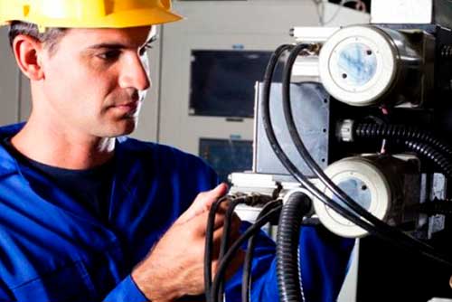 Equipo técnico de SOLING IND realizando proyectos de ingeniería metalmecánica en Perú